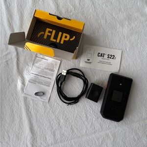 Unlocked (Any Carrier) CAT S22 Flip Phone And Charger